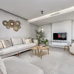 דירה Vivi Homes - Alessio Pool, Sauna, Spa, Gym & אסטפונה