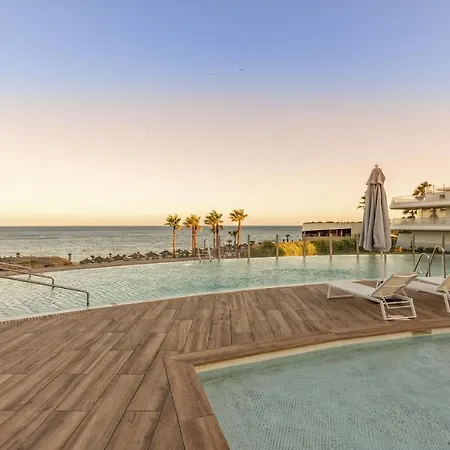 Vivi Homes - Alessio Pool, Sauna, Spa, Gym & Apartmán