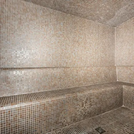 Vivi Homes - Alessio Pool, Sauna, Spa, Gym & Apartmán